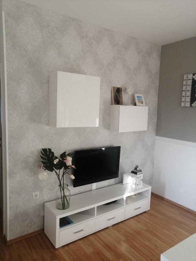 Apartments Karla I Ivano Mandre Exterior photo