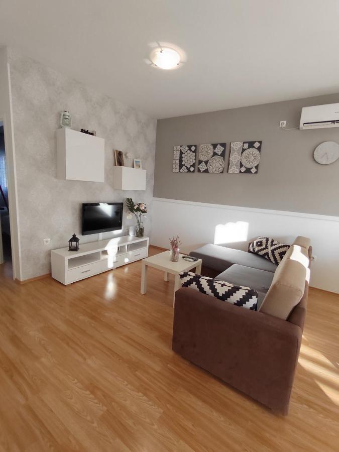 Apartments Karla I Ivano Mandre Exterior photo