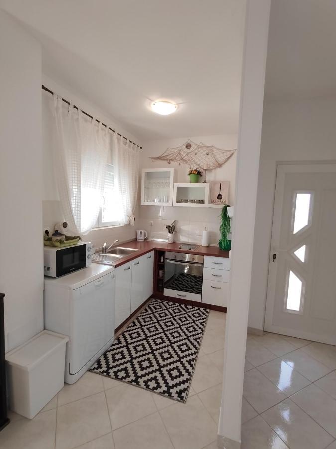 Apartments Karla I Ivano Mandre Exterior photo