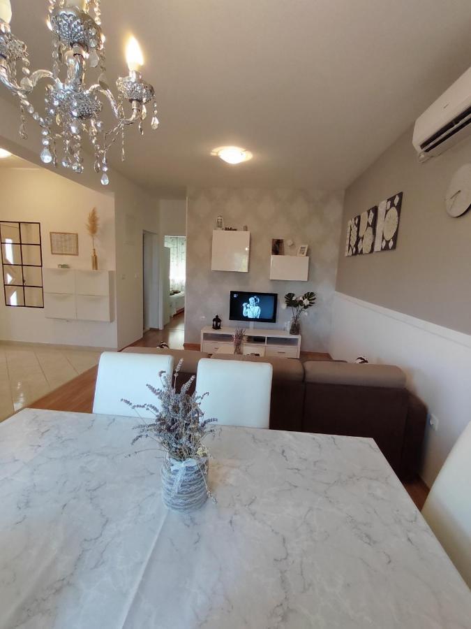 Apartments Karla I Ivano Mandre Exterior photo