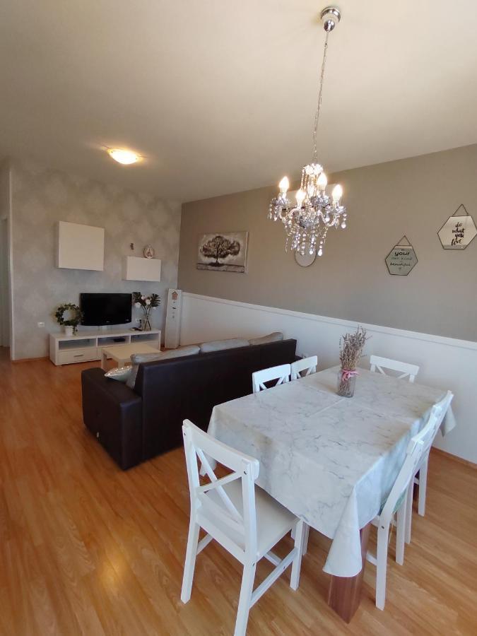 Apartments Karla I Ivano Mandre Exterior photo