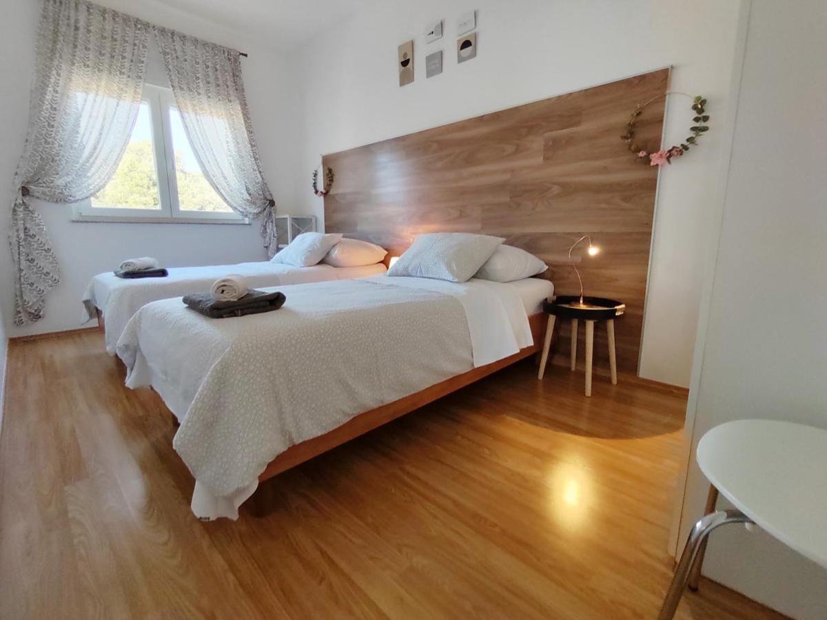 Apartments Karla I Ivano Mandre Exterior photo