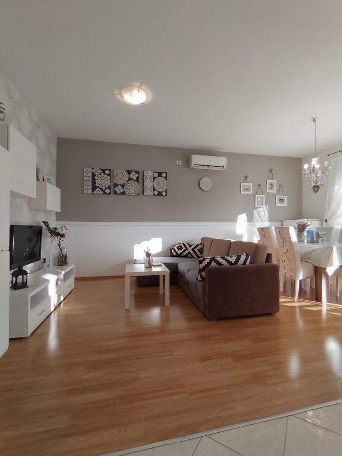 Apartments Karla I Ivano Mandre Exterior photo
