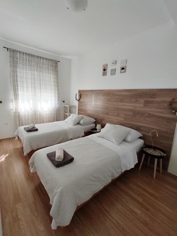 Apartments Karla I Ivano Mandre Exterior photo