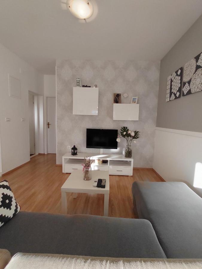Apartments Karla I Ivano Mandre Exterior photo