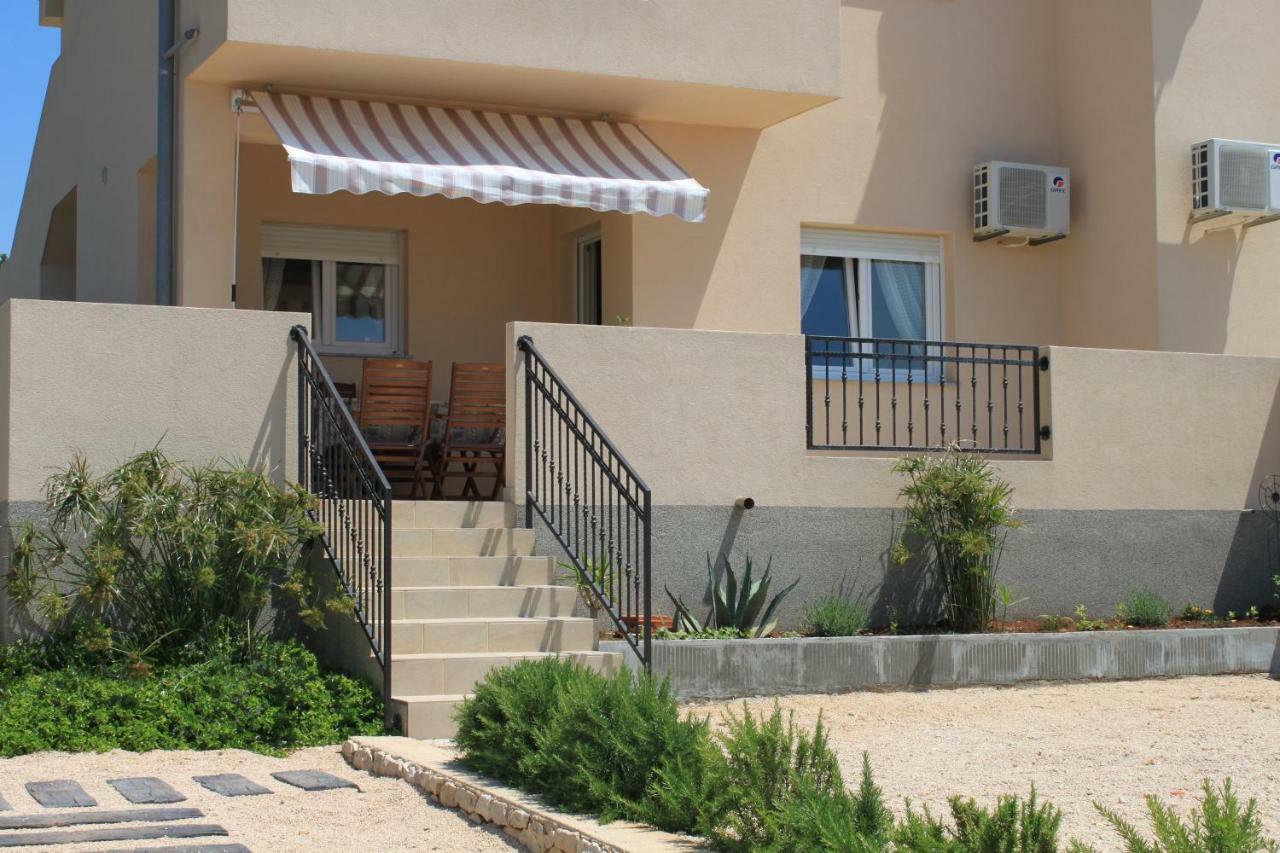 Apartments Karla I Ivano Mandre Exterior photo