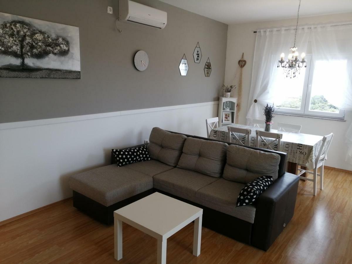 Apartments Karla I Ivano Mandre Exterior photo